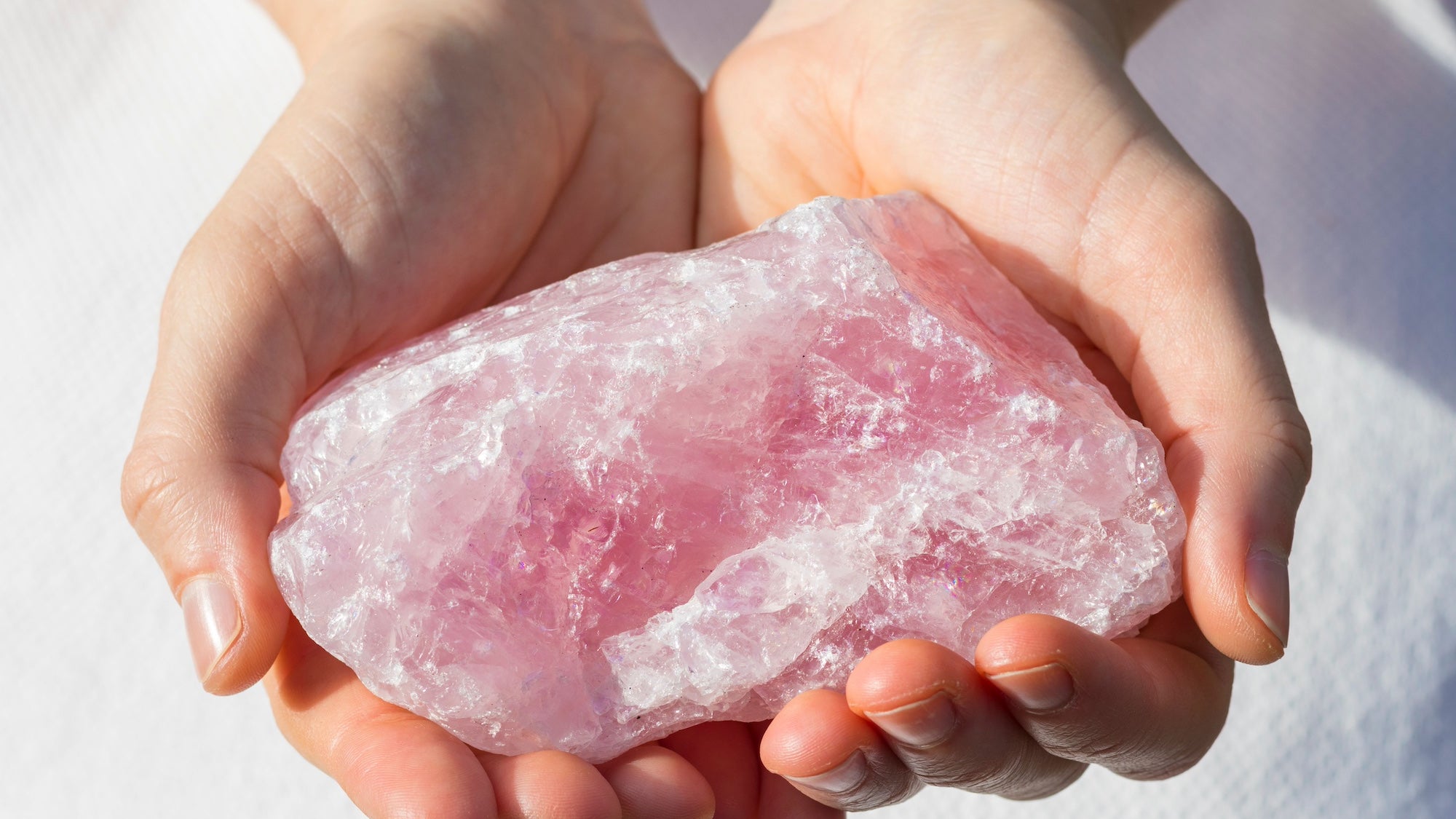 Les bienfaits du quartz rose : Une pierre de guérison pour l'amour et la paix intérieure